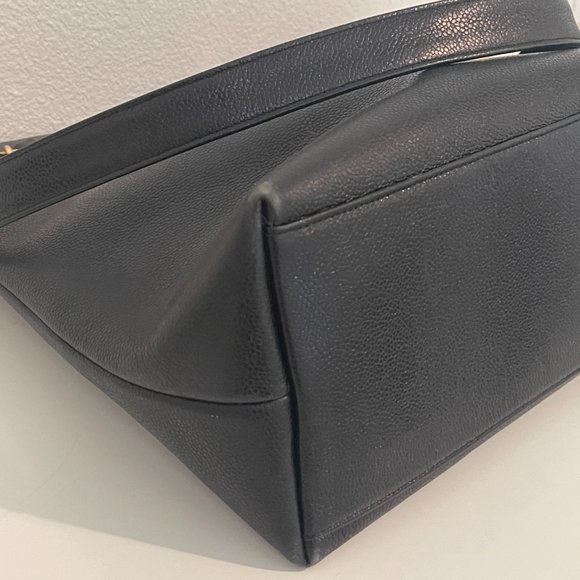 LARGE CHANEL Caviar Leather Shoulder Bag with Gold hardware - Picture 9 of 11